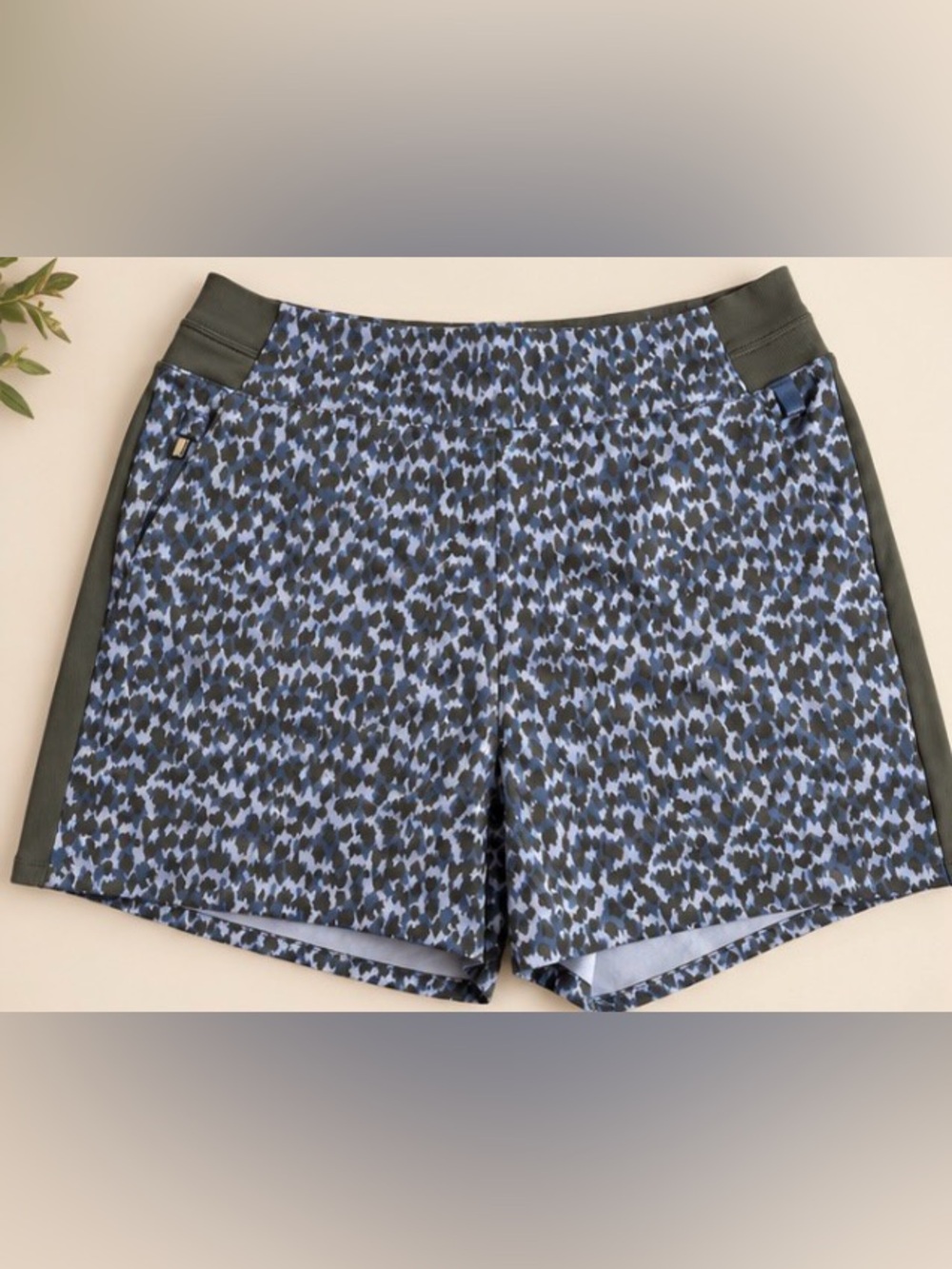 Athleta Brooklyn Printed Shorts Size 12 Blue Olive Animal Print Lightweight